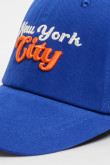 Gorra beibolera color crema con bordado "New York".