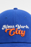 Gorra beibolera color crema con bordado "New York".