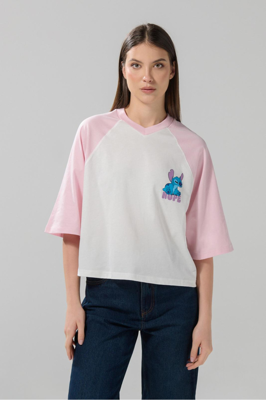 Camiseta crop top femenina cuello V manga ranglan