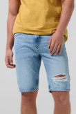 Bermuda slim de jean azul medio con tiro bajo y rotos