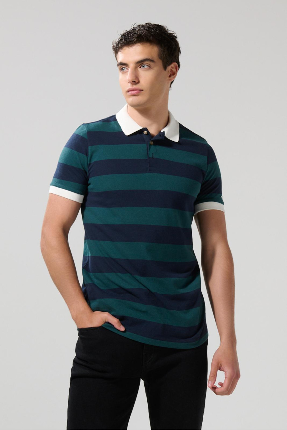 Camiseta unicolor polo con rayas en contraste y botones