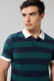 Camiseta unicolor polo con rayas en contraste y botones