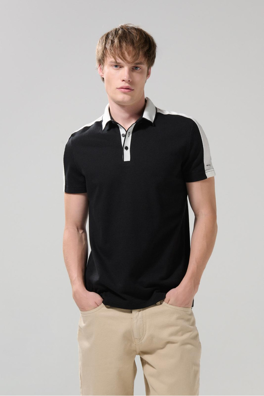 Camiseta unicolor polo con manga corta y contrastes