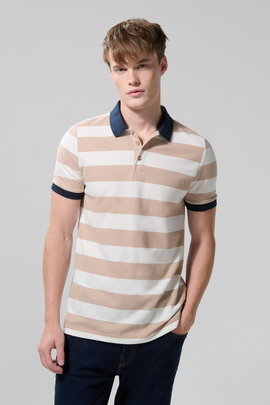 Camiseta polo kaki clara con rayas blancas continuas