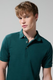 Camiseta unicolor polo con texturas y manga corta
