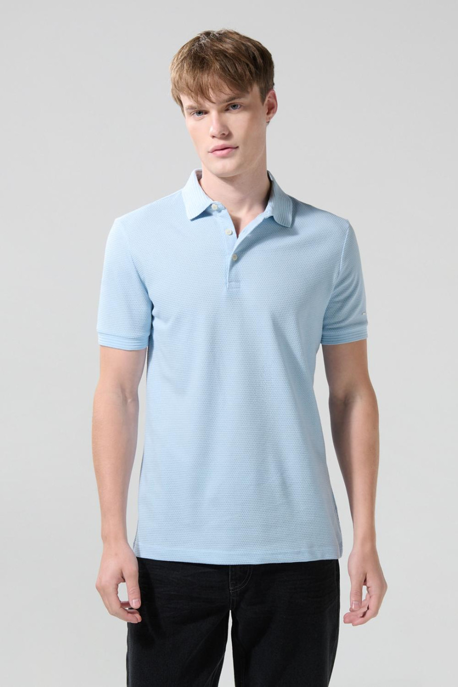Camiseta unicolor polo con texturas y manga corta