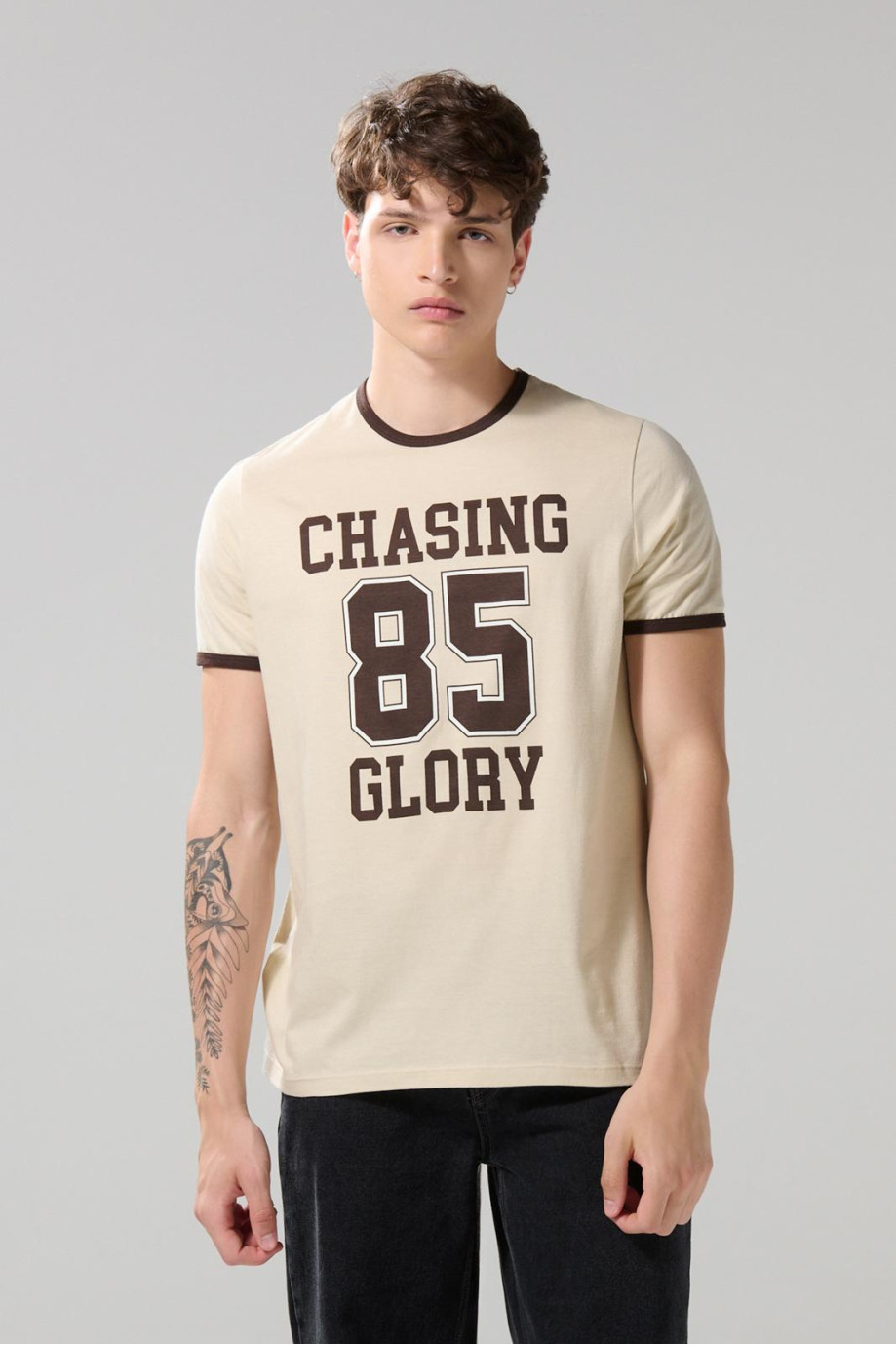 Camiseta kaki clara college con contrastes y cuello redondo