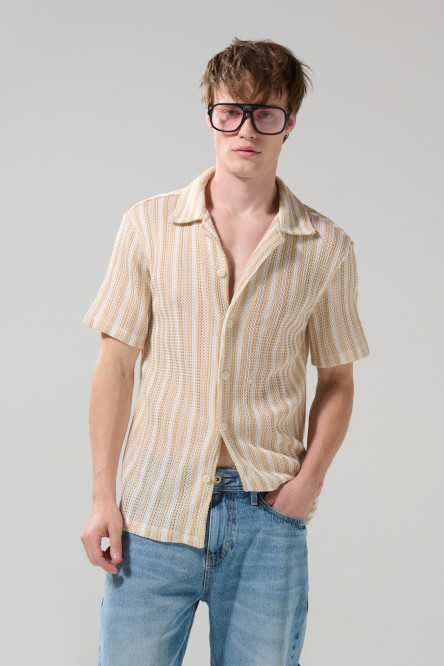 Camisa unicolor con rayas, texturas y cuello resort