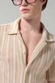 Camisa unicolor con rayas, texturas y cuello resort