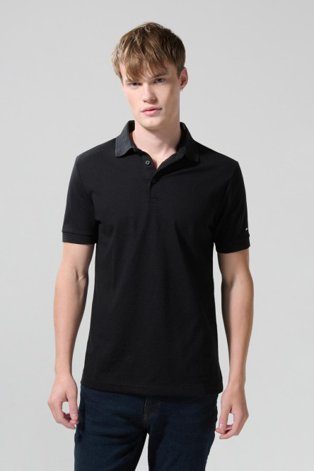 Camiseta unicolor tipo polo con manga corta y botones