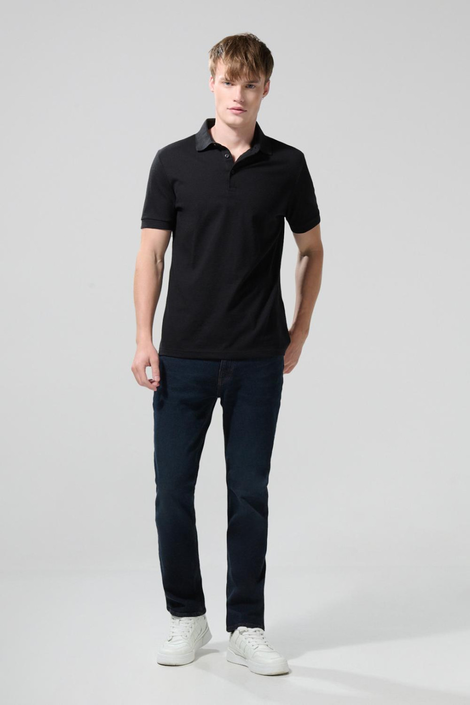 Camiseta unicolor tipo polo con manga corta y botones