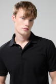 Camiseta unicolor tipo polo con manga corta y botones