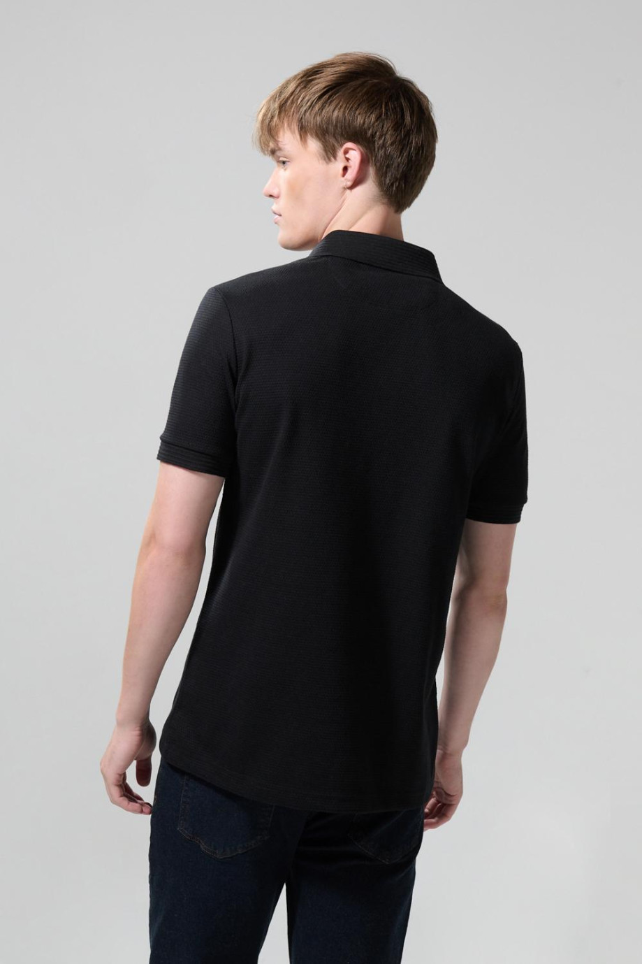 Camiseta unicolor tipo polo con manga corta y botones