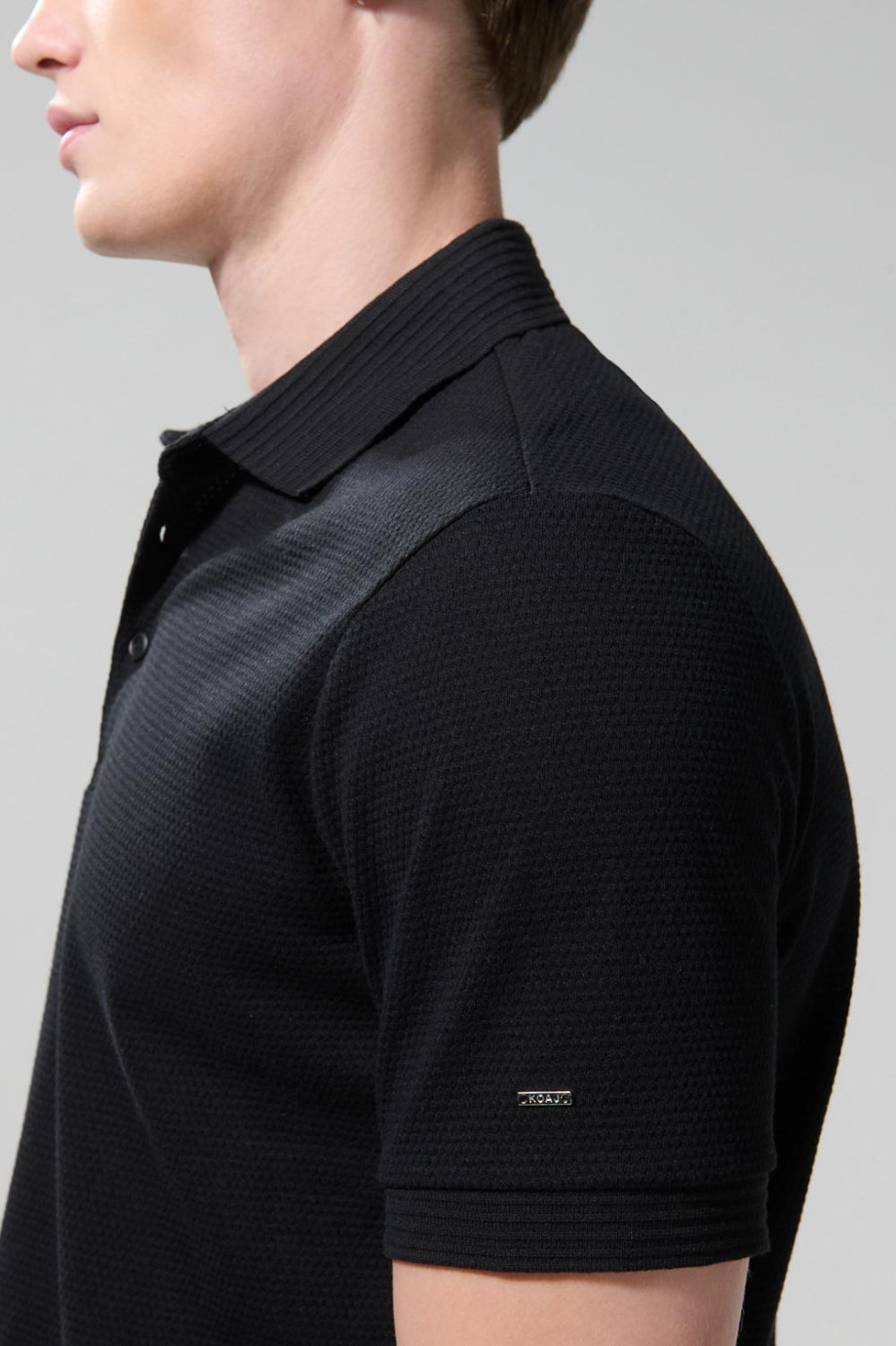 Camiseta unicolor tipo polo con manga corta y botones