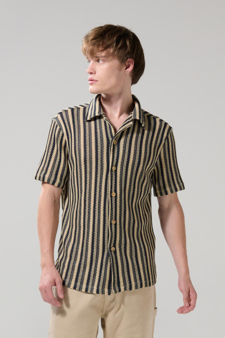 Camisa unicolor con rayas, texturas y cuello resort