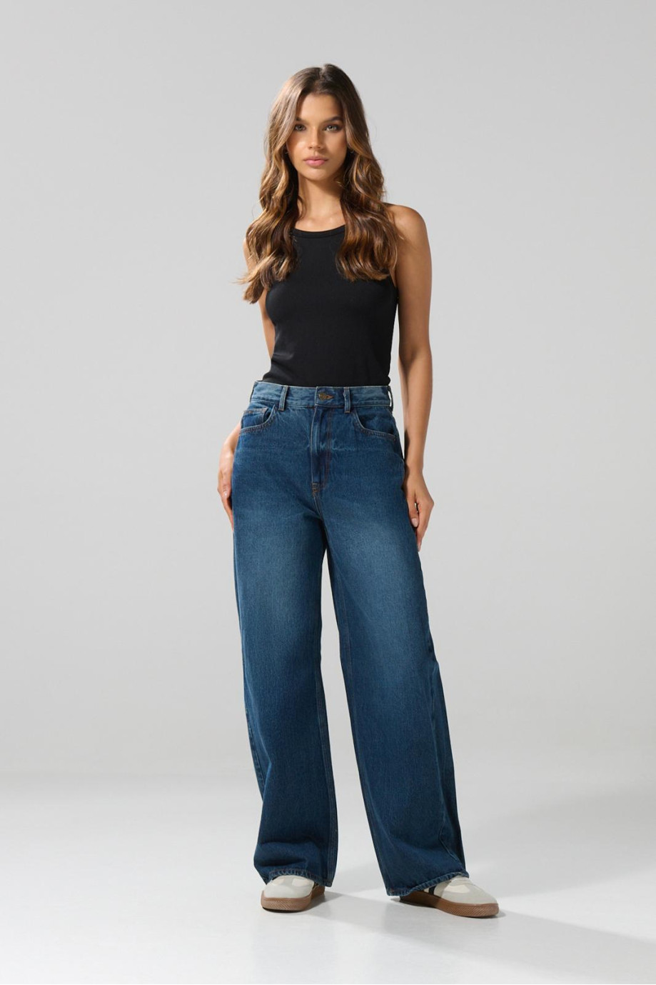 Jean baggy azul oscuro bota ancha con tiro medio