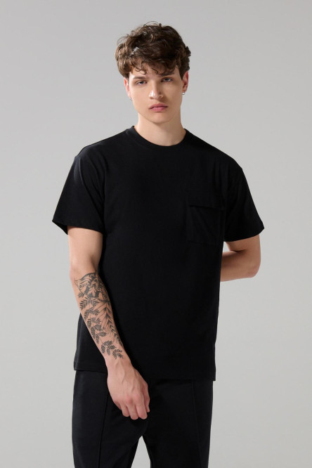 Camiseta unicolor con bolsillo en frente y manga corta