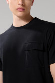 Camiseta unicolor con bolsillo en frente y manga corta