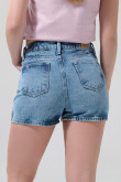 Short tiro alto azul claro de jean con ligeros desgastes