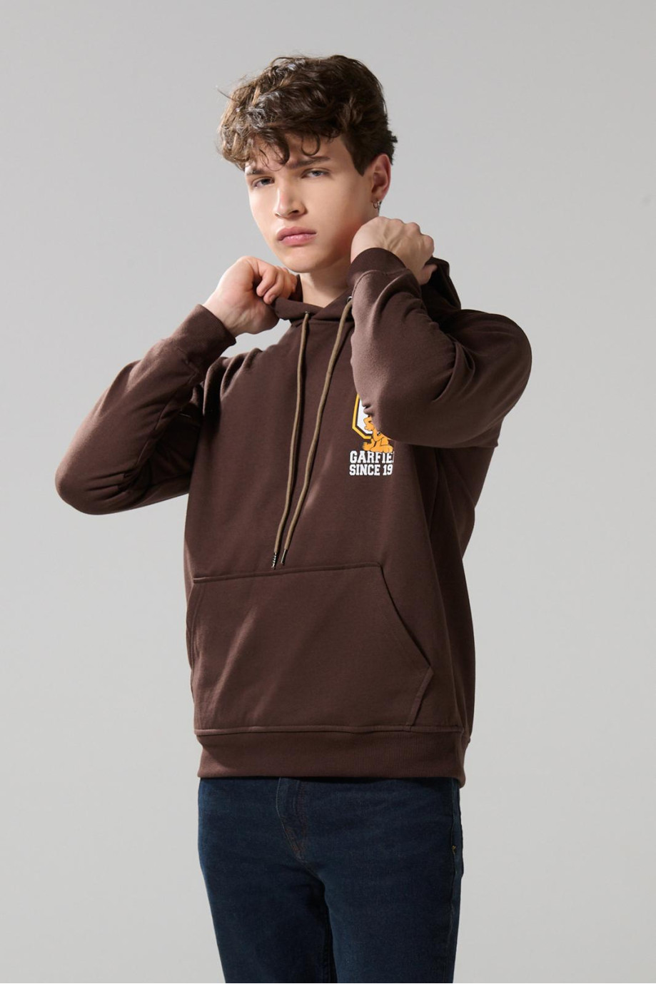 Buzo con capota café oscuro y diseño de Garfield