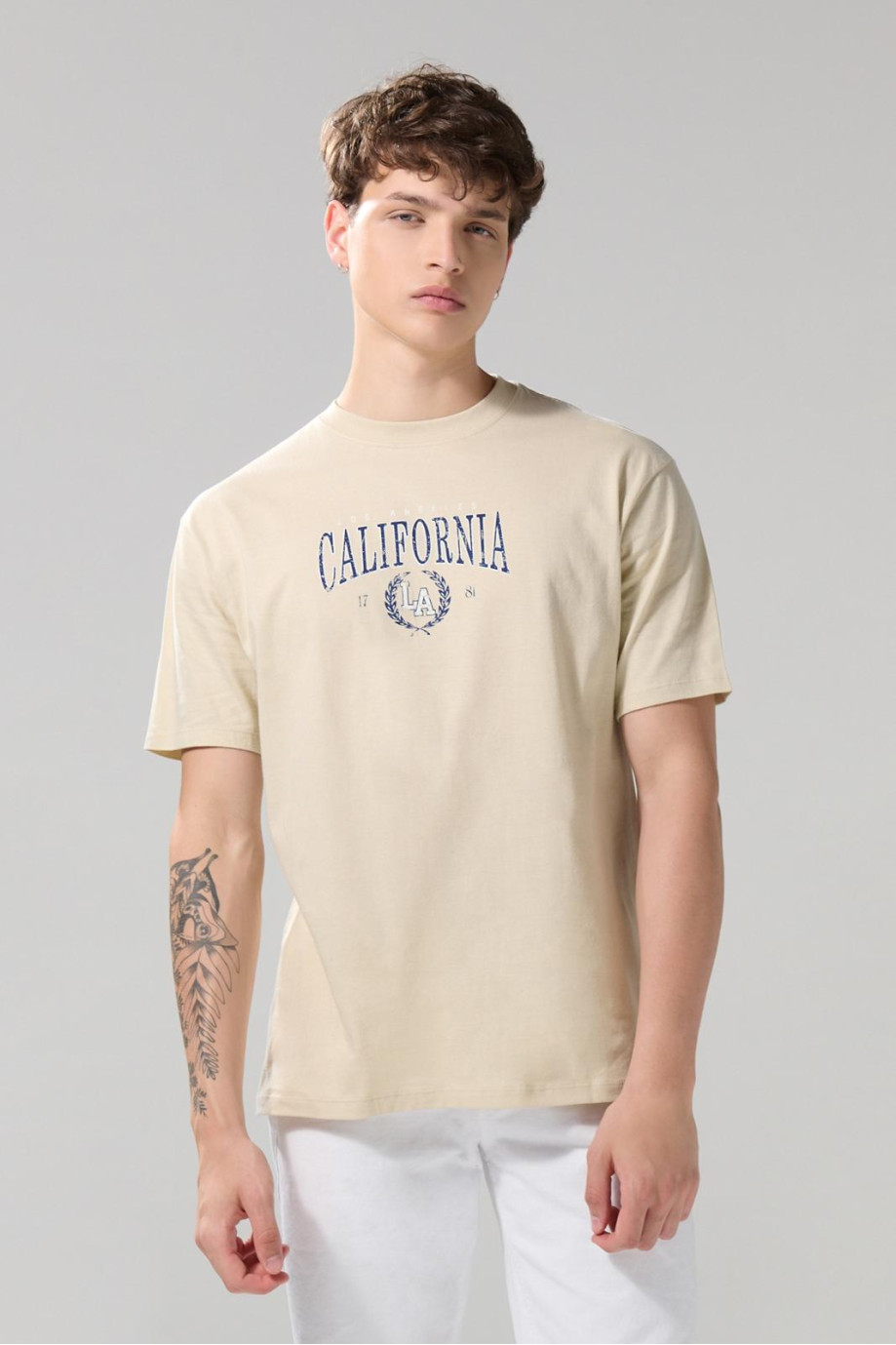 Camiseta college kaki con manga corta y cuello redondo