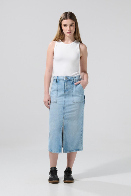 Falda azul clara de jean larga con tiro alto y abertura