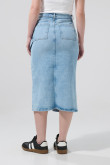 Falda azul clara de jean larga con tiro alto y abertura