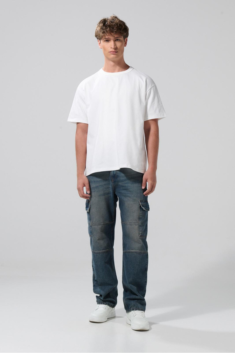 Jean azul claro tipo cargo con tiro medio y bota recta