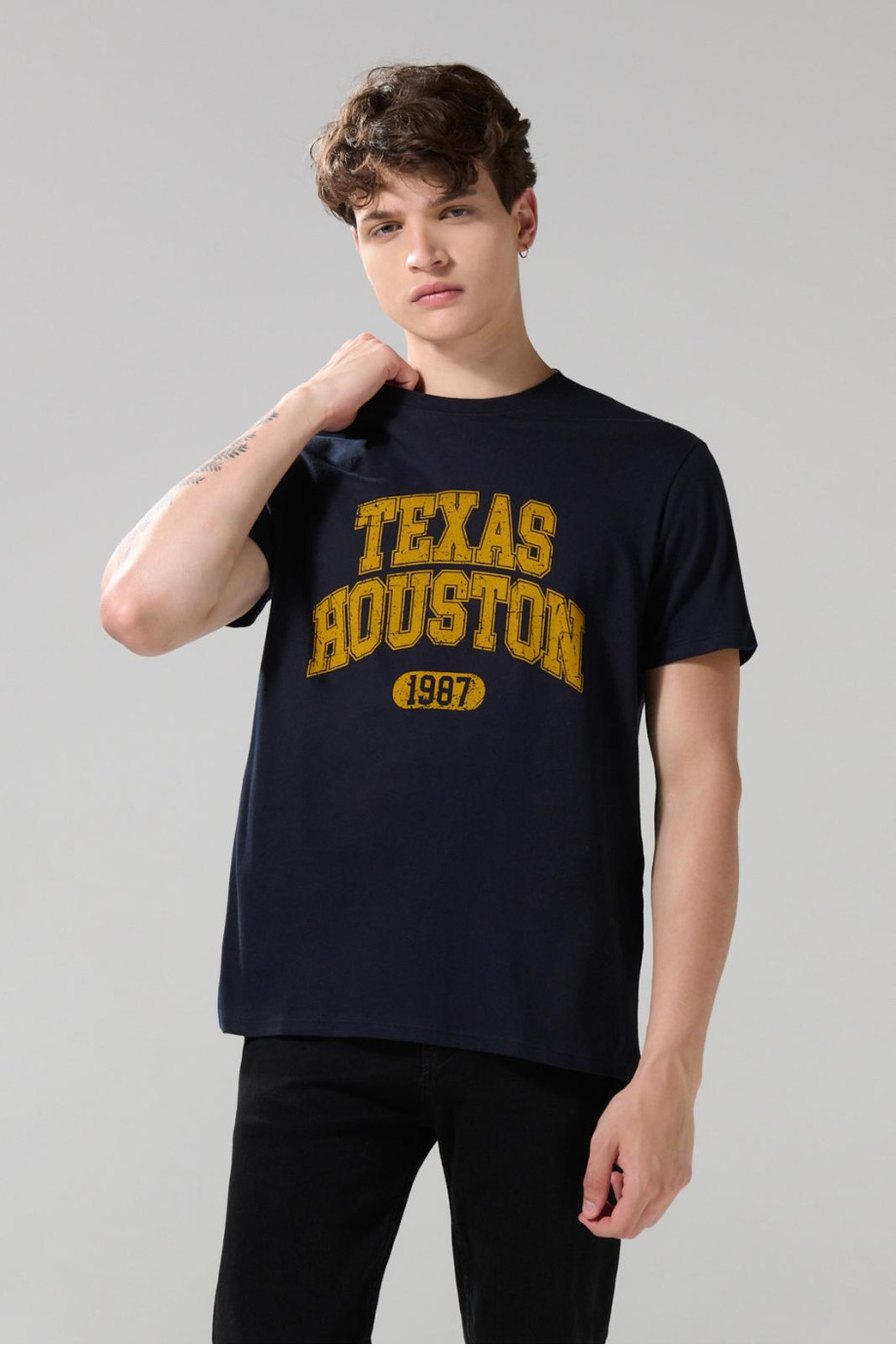 Camiseta cuello redondo azul con arte college amarillo