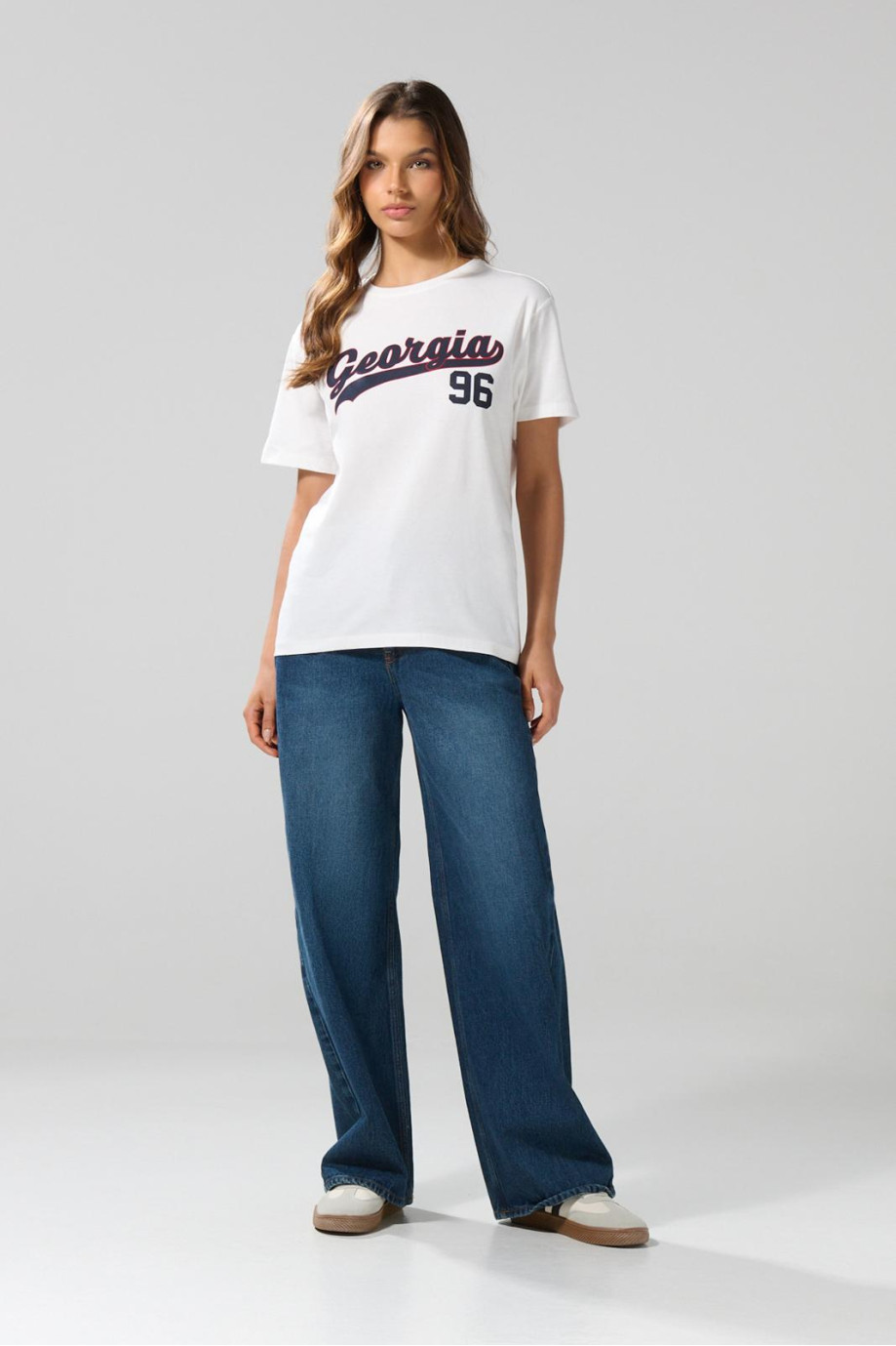 Camiseta college crema con cuello redondo