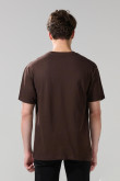 Camiseta cuello redondo café oscura con texto en frente