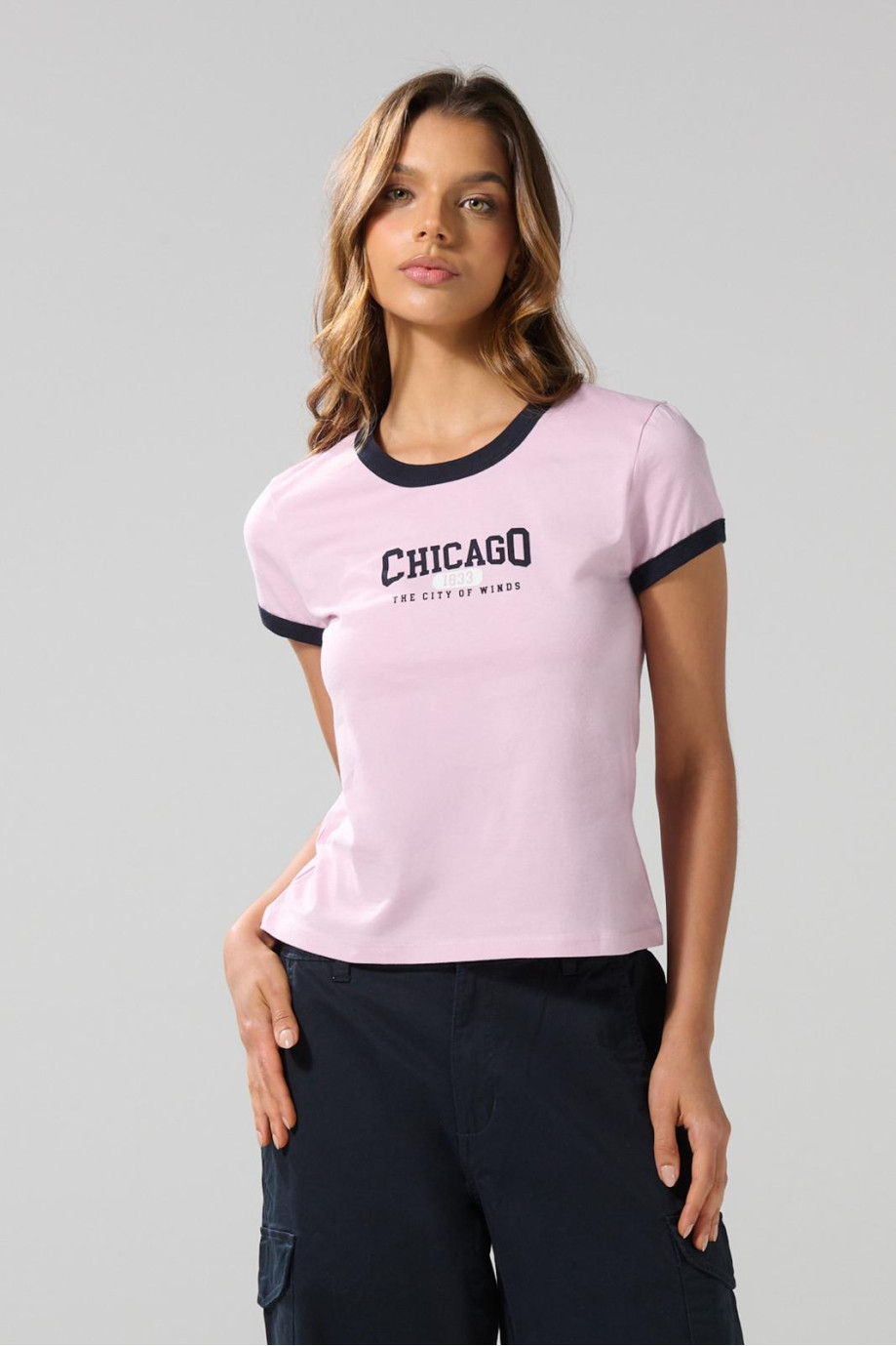 Camiseta rosada clara college manga corta con contrastes