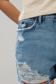 Short de jean azul medio con rotos y tiro alto