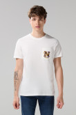 Camiseta crema college con cuello redondo y bolsillo