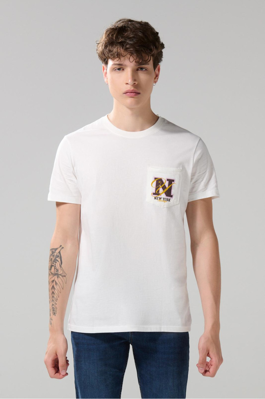 Camiseta crema college con cuello redondo y bolsillo