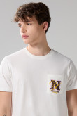 Camiseta crema college con cuello redondo y bolsillo
