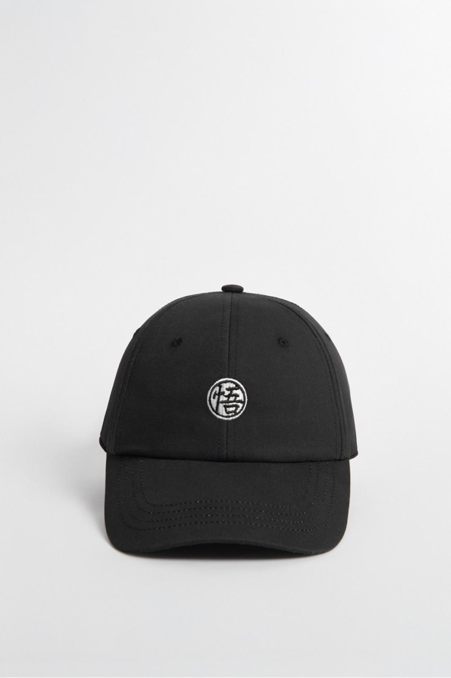 Cachucha negra beisbolera con bordado de Dragon Ball Z