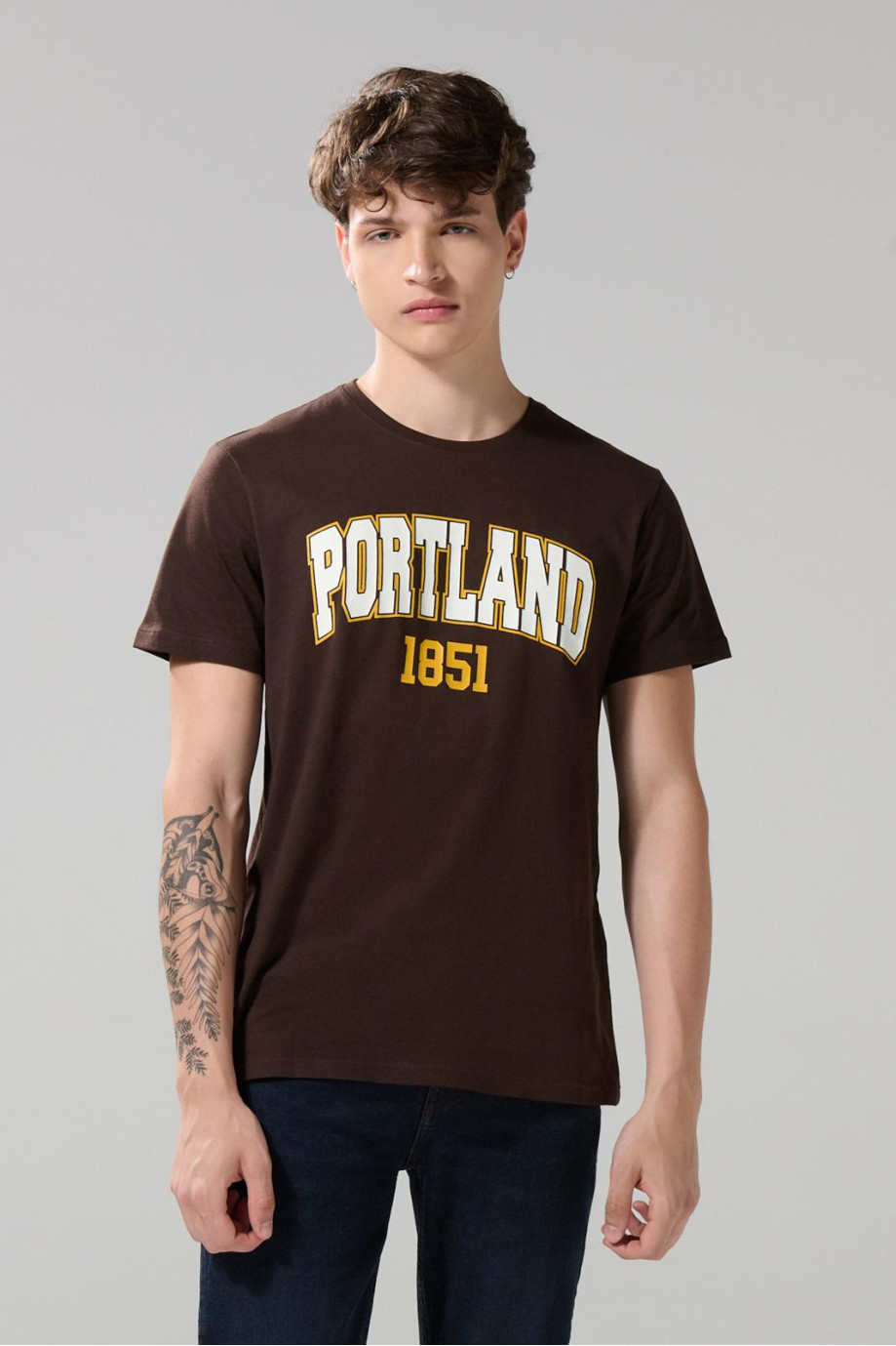 Camiseta café oscura con manga corta y estampado college