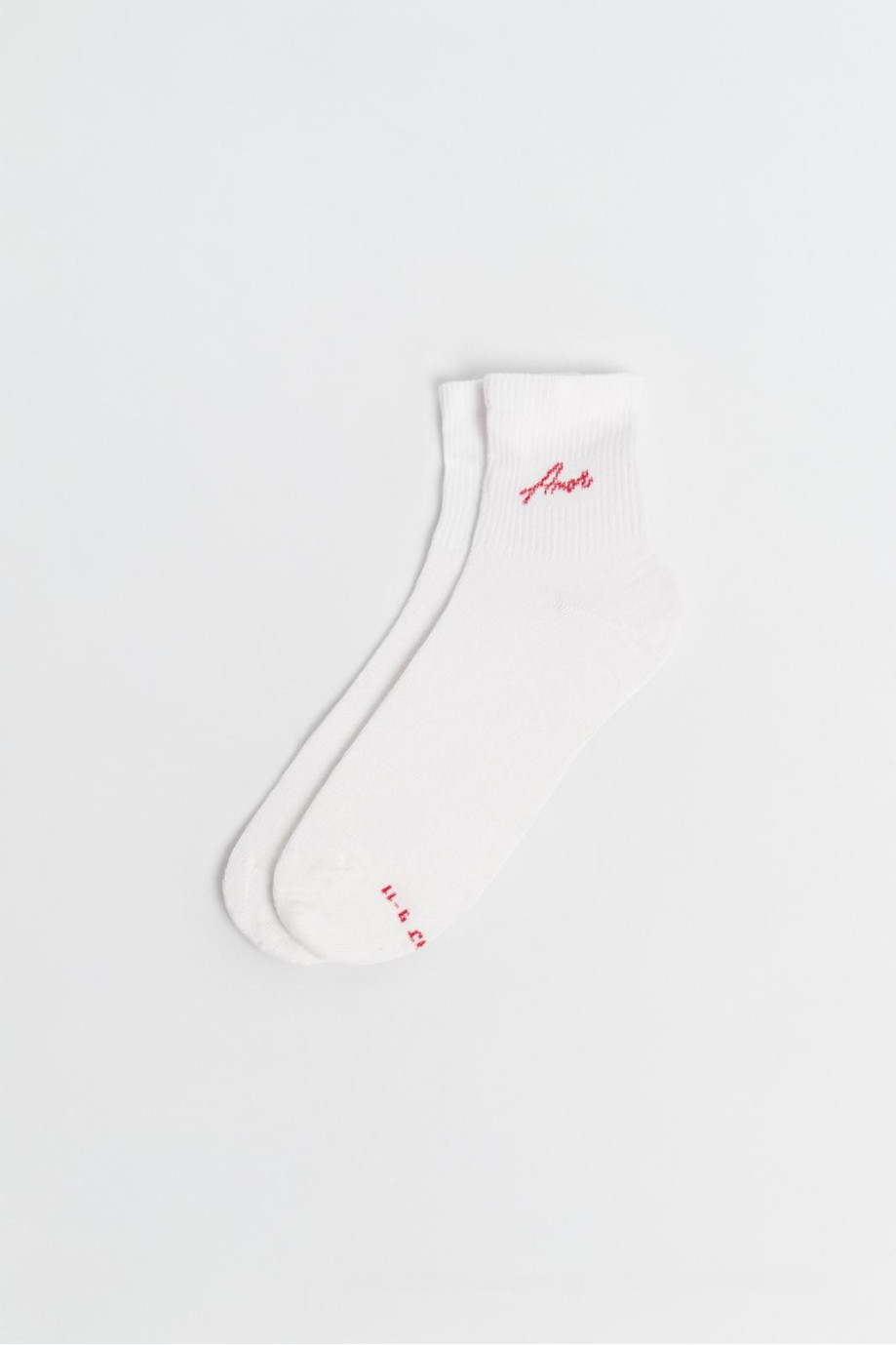 Medias cortas unicolores con texturas y texto en costado