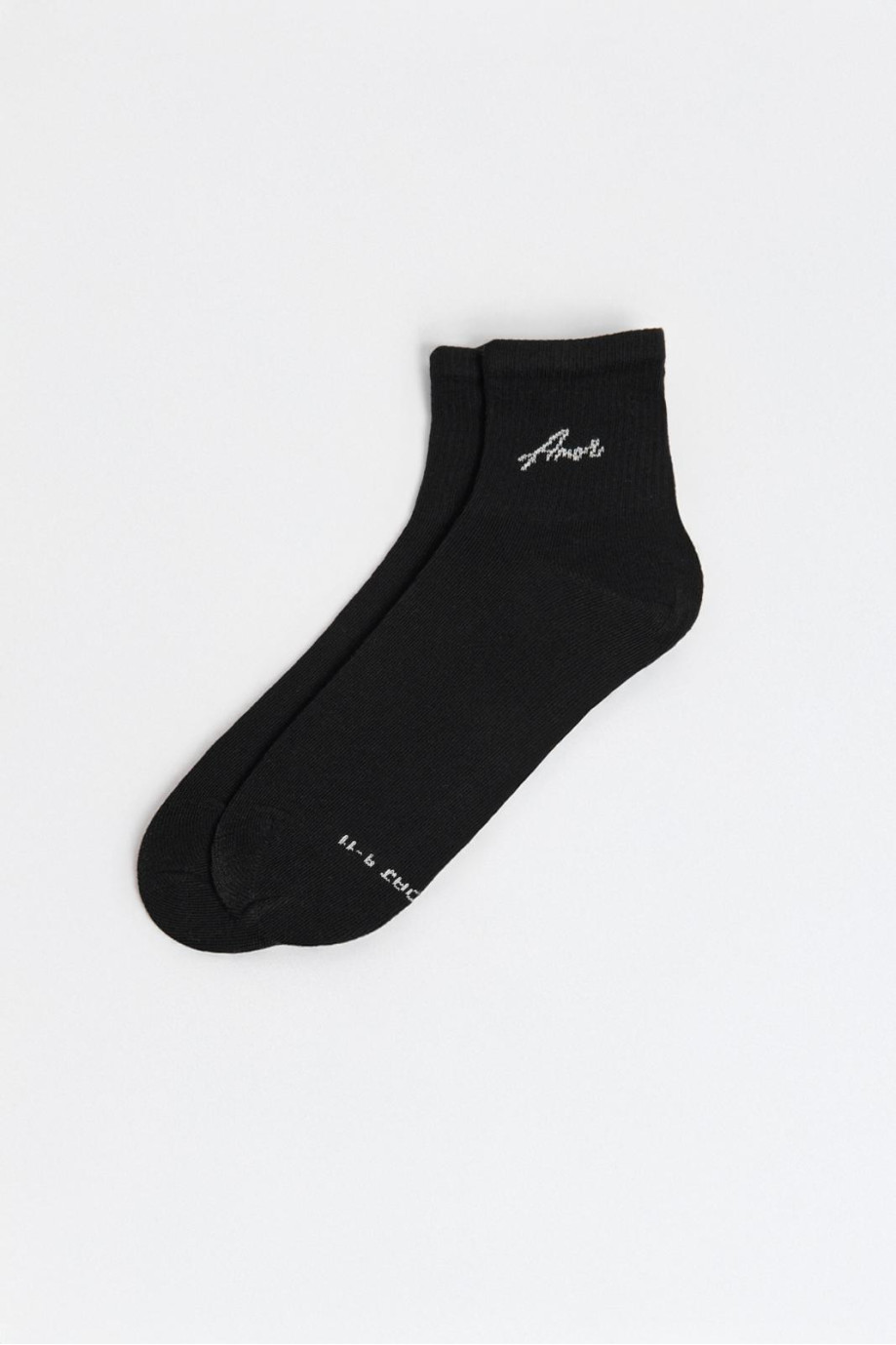 Medias cortas unicolores con texturas y texto en costado