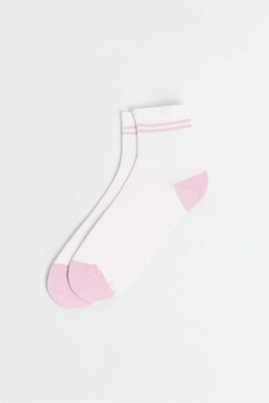 Medias cortas cremas con rayas y contrastes lilas