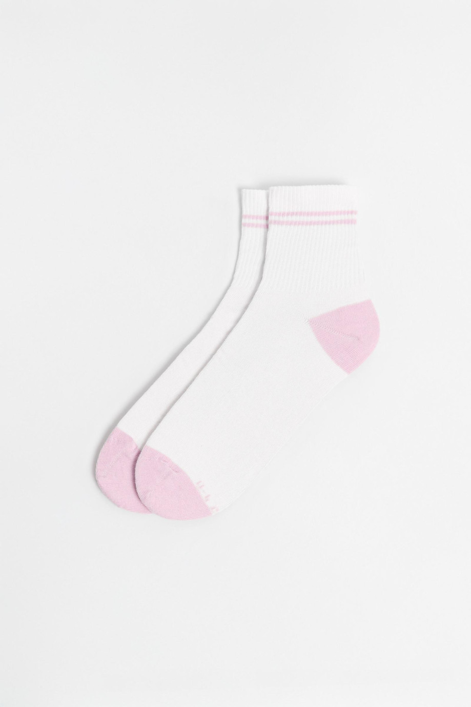 Media urbana corta, con diseño de Hello Kitty.