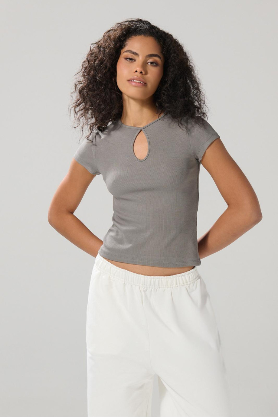 Camiseta manga corta unicolor con abertura en frente