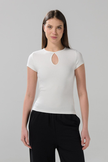 Camiseta manga corta unicolor con abertura en frente