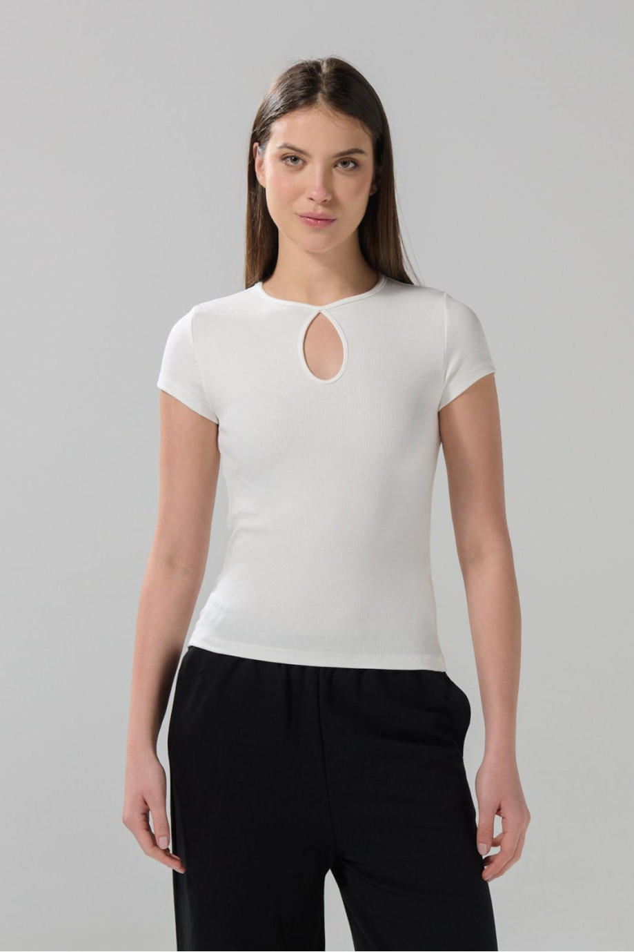 Camiseta manga corta unicolor con abertura en frente