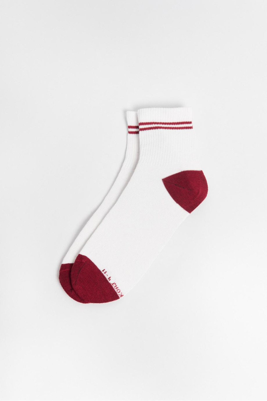 Medias unicolores cortas con rayas y contrastes rojos