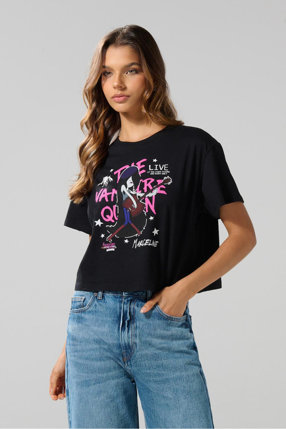 Camiseta crop top negra con diseño de Hora de Aventura