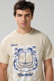 Camiseta kaki manga corta con arte de Garfield en frente