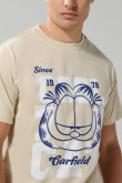 Camiseta kaki manga corta con arte de Garfield en frente