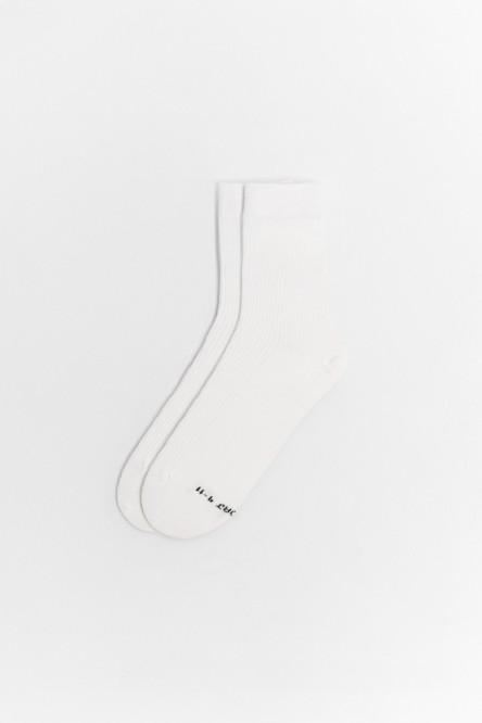 Medias unicolores largas con texturas acanaladas